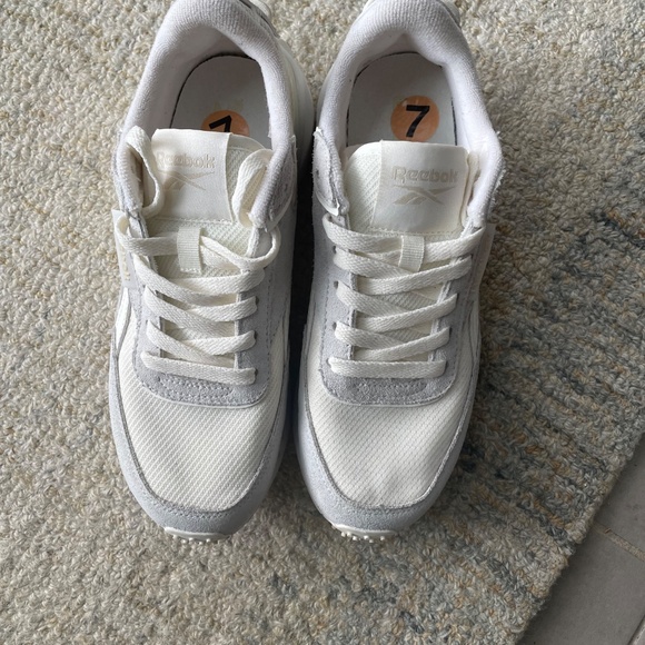 Reebok sneaker size 7 - Picture 3 of 6